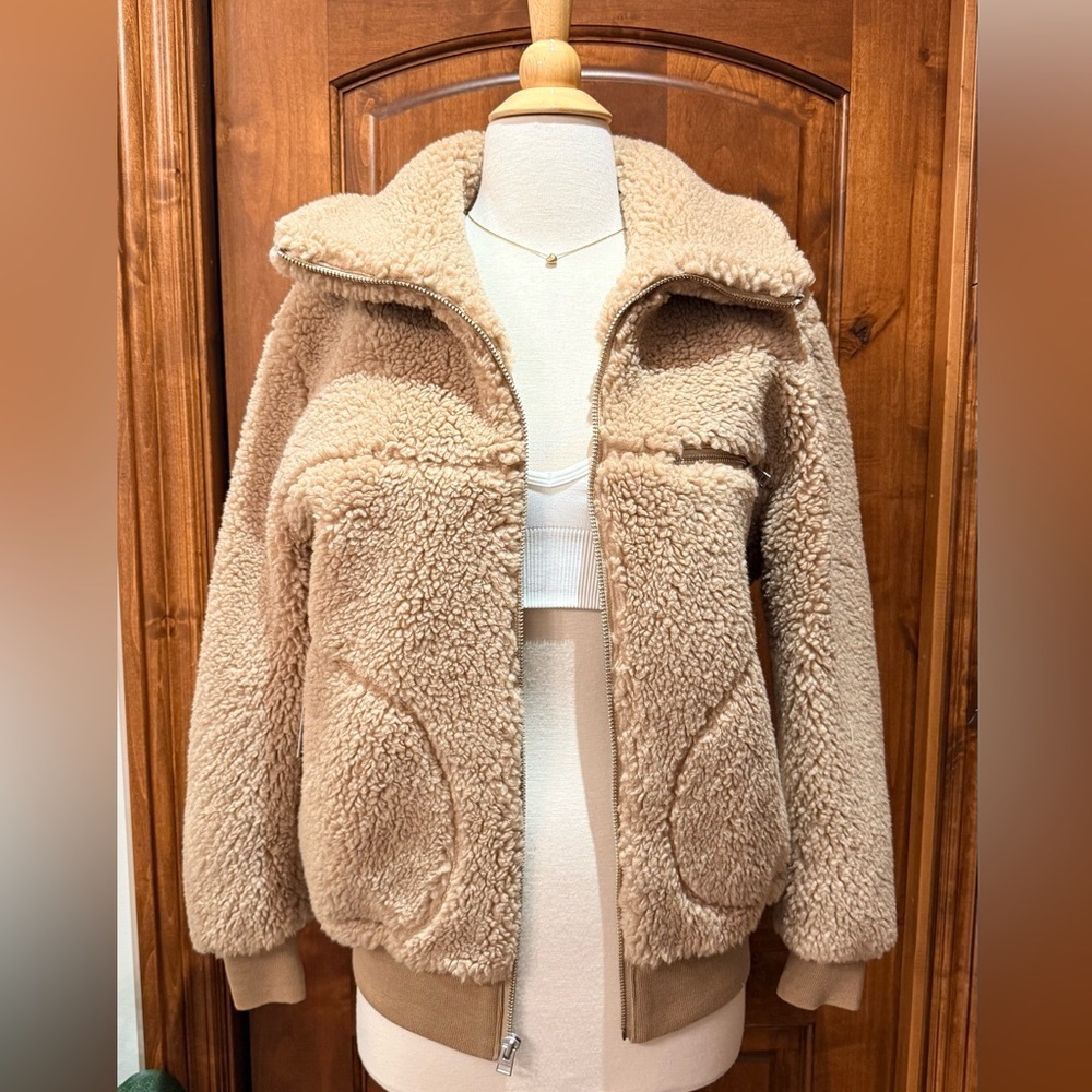 💋Aritzia Sherpa teddy jacket coat as seen on Kendall Jenner, oversized size XXS - Picture 4 of 12